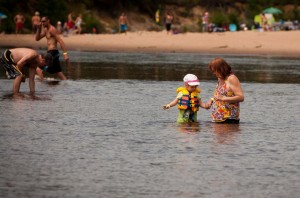 Baignade sur la Rivière Rouge en famille